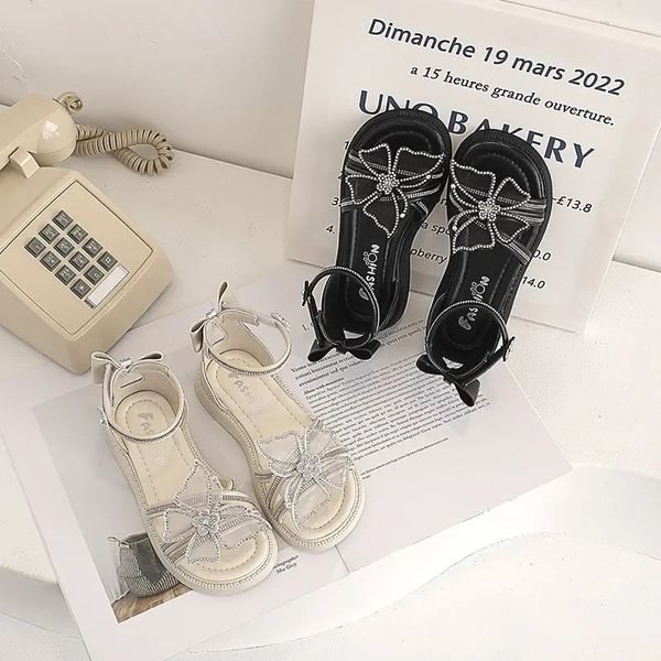 Girls Sandals 2024 Fashion d'été Corée de style coréen Princesse Sweet Beach Shoes Elegant Temperament Chic Y240408