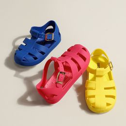 Girls Sandals Summer Consise Couleur solide Chaussures de gelée romaine Enfants Employofroping Beach Boys Sandal Buckle Design Kid 220525