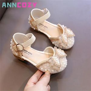 Girls Sandals Zomer Koreaanse editie Leuke boog Pearl -pailletten Kinderprinsesschoenen Flat Heels Soft Bottom Dancing Shoes 240415