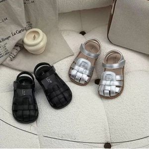 Girls sandalen zomer nieuwe kinderschoenen baby zilveren strandschoenen vrouwelijke schat zwart zacht opgeloste geweven schoenen