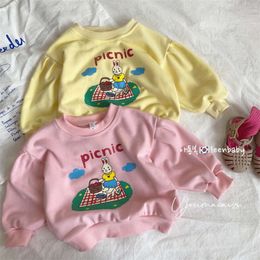 Girls Shirts 2023 Tops d'automne printemps pour les enfants Version coréenne Version à manches longues Pullover Sweater de lapin décontracté Baby Tees L2405