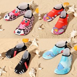 Chaussures pour filles 2024 Water Beach Swimming Derying Aqua Shoe Boys Soft Floor Planchez à plipper Abonnerie de natation Taille 36-45 Gai 358