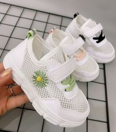 Chaussures de filles Tennis Chaussure de course sportive Blanc Petites fleurs de marguerite Chaussures de sport pour enfants Petits baskets pour enfants Gym Shose Nouveau 201130