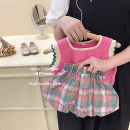 Girls Suit coréen Sumon Simple Pink Knited Vest Plaid Bud Shorts Twopiece Set pour l'usure dans le style sportif et de loisirs 240515