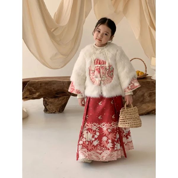 Vêtements d'année pour filles Costume Vêtements d'hiver Style chinois Costume Han Costume ancien Manteau de fourrure matelassé pour bébé pour femme Visage de cheval S 240115