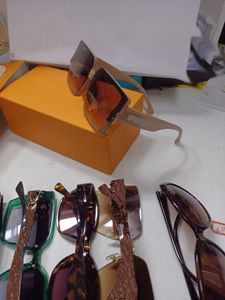 Geef terug aan nieuwe en oude klanten dezelfde kwaliteit blinde doos zonnebril, 2 paren als een groep, elk merk, willekeurige levering.Aankoop wordt beschouwd als de standaardregel.