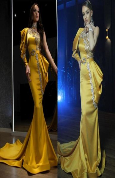 Robes de soirée glamour en or avec des appliques de perles élégantes une épaule à manches longues plis volants longues robes de soirée Wome4741521