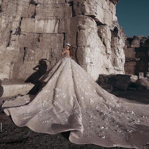 Glamoureuze luxe Dubai Arabische baljurk Trouwjurken Lace Lange mouwen 3D Flower Aanvragers Kapeljurk Kralen Bruidjurken Vestido 205B