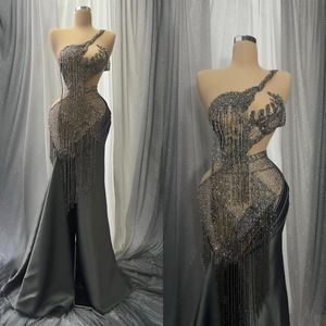 Glamoureuze zeemeermin prom kleding aanklemt een schouder holle glanzende aanvragers kralen kralen Tassel satijnen ritssluiting Sides vloer lengte op maat gemaakte feestkleding vestido de noite