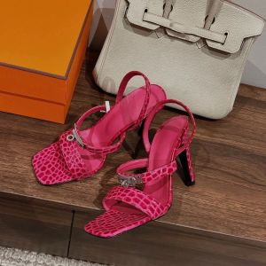 Glamour sandalen Krokodillenleer patroon kalfsleren sandalen buitenlaag Binnenkant gemengde schapen sandaalhuid Hakhoogte Heldere slangenhuid patroon schoenen fabrieksschoenen