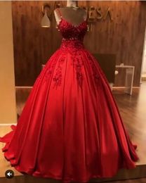 Glamours Robes de soirée en satin rouge perles perles spaghetti robe de bal robe de bal pour femmes 2024 Appliques en dentelle plies sans manches