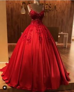 Glamours Robes de soirée en satin rouge perles perles spaghetti robe de bal robe de bal pour femmes 2024 Appliques en dentelle plies sans manches