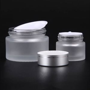 Crème pour le visage en verre dans des flacons d'emballage séparés Échantillon de produits cosmétiques