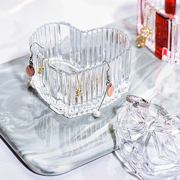 Boîte de bijoux en forme de coeur en verre Boîte de bonbons avec couvercle Collier de boucles recouvertes pour femmes Boîte de rangement à bilan de poitrine