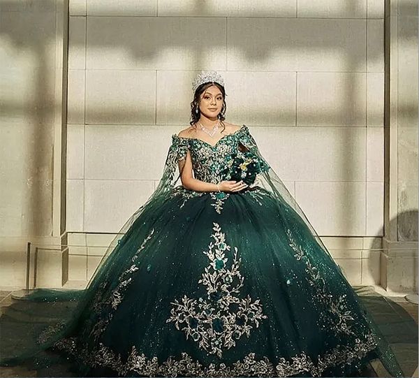 Glitter Robes de quinceanera vert foncé avec applications en dentelle en or 3d Boule de bal de princesse florale Sweet 16 Robe Cape Sleeves Off Bauder Brom Prom Special Ocn