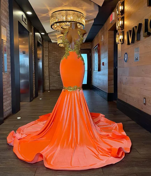 Vestidos de fiesta de sirena de terciopelo naranja con purpurina, vestido de noche con borlas de diamantes de imitación y cuello transparente, vestidos de fiesta de graduación largos 2024