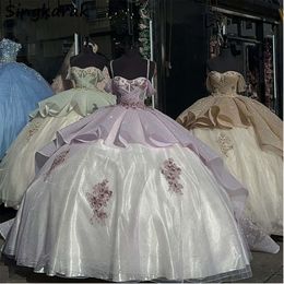 Glitter roze Quinceanera -jurk baljurk riemen van de schouderbloemen Appliques kralen plekken Pageant Sweet 15 feestkleding