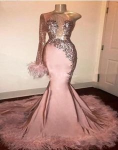 Glitter pailletten lange mouw zeemeermin roze zwart meisje prom jurk met veren trainen een schouder Afrikaanse formele prom -jurken vestidos 4512574