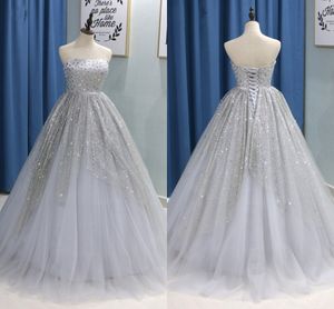 Glittery grijze pailletten Crystal Prom Dresses Quinceanera A-lijn Strapless Lace-up Princess Twee lagen overskirt Tulle Sweet 15 jurk Pageant