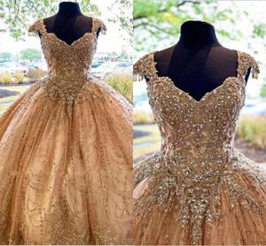 Glittery Tulle Champagne Quinceanera Robes 2021 Perles Cristal Gold Applique Capuchon Capuche Sweetheart Robe de boules à lacets Prom Sweet 16 robe