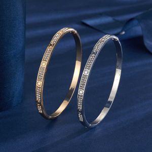 Bracelet de bijoux de luxe de la mode mondiale Full d'étoiles Diamants Lu luxe Luxury Fashionable et minimaliste avec Cartter de logo original