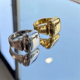 Glanzende vierkante ring Mode vergulde persoonlijkheid Licht Luxe Temperament Metaal Stijl Eenvoudige sieraden voor mannen en vrouwen