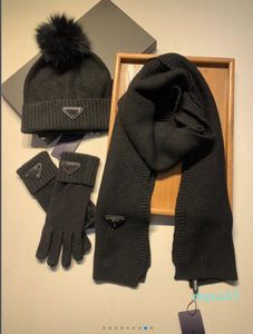 Gants Ensembles de créateurs de mode hiver costume trois pièces en laine chapeau écharpe gants Trois chapeaux, écharpes et gants pour rester au chaud en hiver Gants écharpe Gants en laine