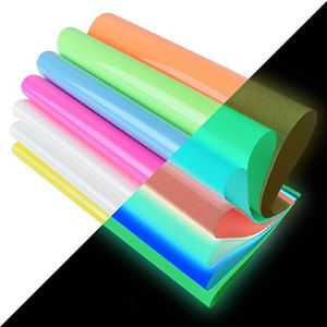 Hojas de vinilo HTV de transferencia de calor que brillan en la oscuridad Manualidades de bricolaje 25 * 30 cm Hierro fluorescente en película Impresión de prensa 9.8 * 11.8 pulgadas Color luminoso para camisas Pegatinas decorativas DIY