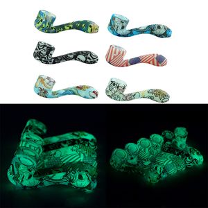 Glow in the Dark Smoking Pipe 4.6Inch Water Transfer Afdrukken 7 Word Shape Siliconen Pijpen Tobacco Pyrex Kleurrijke Leuke Bong met verwijderbare glazen kom