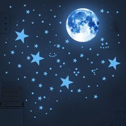 Glow in the Dark Stars voor plafond fluorescerende maan muurstickers voor kinderen slaapkamer stickers decoratie kinderen kinderdagverblijf woonkamer 220607