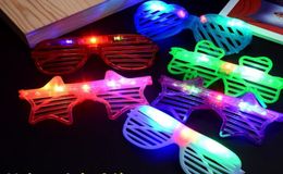 Glow Sunglass Chlidren Adultes Noël Halloween Obturateur Shades LED Light Up Clignotant Blink Lunettes de Soleil Ambiance de Fête P8239734