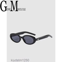 Gm rétro œil de chat noir épice lunettes de soleil européennes et américaines femmes sens avancé petit visage Protection Uv étoile C8GF