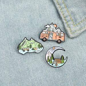 Ga kamperen Email Pins Custom Mountain Moon Tent MotorHome Broches Shirt Rapel Badge Bad Outdoors Sieraden Gift voor kinderen Vrienden