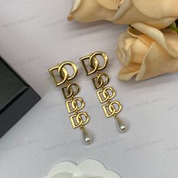 Pendientes de perlas de alfabeto dorado, elegantes pendientes de diseño Dangle Candelabro, bodas, fiestas, banquetes