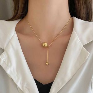 Collar de acero de titanio con bola de oro, cadena pequeña de lujo ligera de estilo fresco, colgante de sensación de diseño de verano para mujer