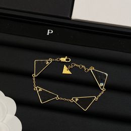 Bracelets de créateurs noirs en or cinq pendentifs triangulaires bracelets de lettre de luxe couple bijoux de mode en laiton pour cadeaux de fête