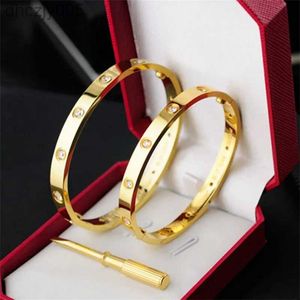 Pulsera de oro Mujer Diseñador Joyería Tornillo Brazalete 6 mm Titanio Acero Pareja con destornillador Pulseras Diseñador para mujeres Hombres Pulsera de uñas Joyería 2QWT