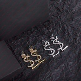 Boucles d'oreilles lustre de luxe alphabet en laiton doré pour femme. Boucles d'oreilles de créateurs de mariage pour la Saint-Valentin. Les bijoux de créateurs classiques de la marque.