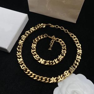 Collier, bracelet de qualité en laiton doré. Colliers pour femmes de créateurs classiques européens et américains simples. Bijoux de créateur de cadeaux de mariage pour la Saint-Valentin.