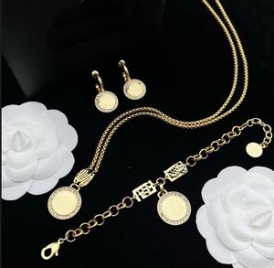 Chaîne en or pendentif circulaire tête de beauté pièce de monnaie signet en laiton matériel collier bracelet boucle d'oreille ensemble dames bijoux de créateur cadeaux d'anniversaire HMS19 -005