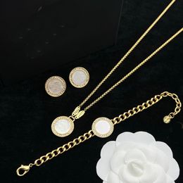 Chaîne en or pendentif circulaire beauté tête de méduse pièce de monnaie signet en laiton matériel collier bracelet boucle d'oreille ensemble dames concepteur bijoux cadeaux XMSSDE