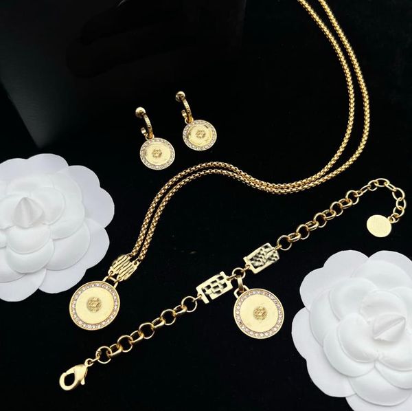 Chaîne en or circulaire pendentif beauté tête de méduse signet en laiton matériel collier bracelet boucle d'oreille ensemble dames designer bijoux cadeaux XMS1905