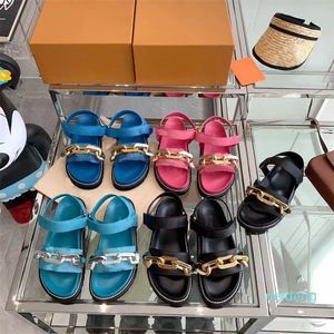 Sandalias con cadena dorada, zapatillas de cordero en relieve a la moda, chanclas planas de verano, zapatillas con plataforma ahuecadas, zapatos de cuero, sandalias de goma 5656