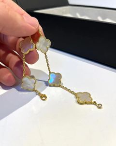 Gouden bedelarmband ontwerper voor vrouwen parelmoer vergulde 18K V-gouden armband met vijf bloemen vrouwelijke natuurlijke chalcedoon kristal Fritillaria chalcedoon