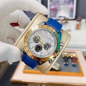 Gouden chronograaf sporthorloge van topmerk - luxe quartz stopwatch met rubberen band voor heren. Perfect Valentijnsdag- of Vaderdagcadeau.