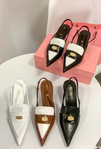 Sandalias de tacón de gato puntiagudo con moneda de oro para mujer 2023, modelo de pasarela Baotou, tacones altos de boca baja, zapatos individuales de moda francesa