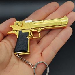 Gouden kleur woestijn adelaar pistool speelgoed pistool draagbaar pistool model sleutelhanger mini metaal gratis assemblage miniatuur modellen 1091