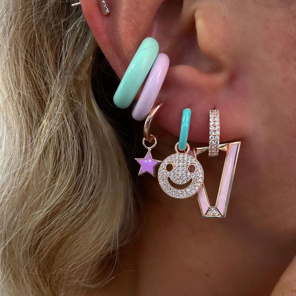 Couleur or néon émail vert bleu violet Huggie cercle Micro pavé 5A CZ sourire heureux visage charme goutte boucle d'oreille