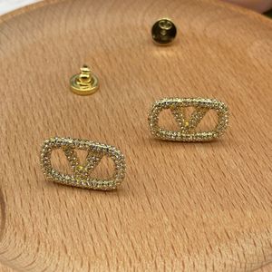 Pendientes de tuerca de diseñador de Color dorado para mujer, aretes de compromiso de latón de calidad superior con diamantes llenos de estilo de lujo