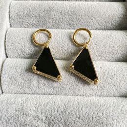 Pendientes simples de pareja de moda de acero de titanio con tachuelas negras de diseñador de lujo para mujer de Color dorado con logotipo de diamante impreso